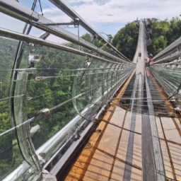 玻璃桥的作用是什么意思是什么(玻璃桥是什么？它是由一系列透明玻璃板组成的桥梁，通常悬挂在峡谷之上。这