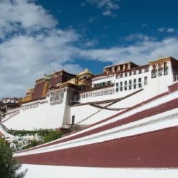 拉萨是什么城(拉萨，一座神秘的城市，位于青藏高原中部，是西藏自治区的省会。它是一个古老而神秘的城市，
