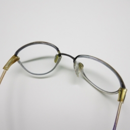 隐形眼镜多少钱(隐形眼镜多少钱，究竟该怎么选购？)