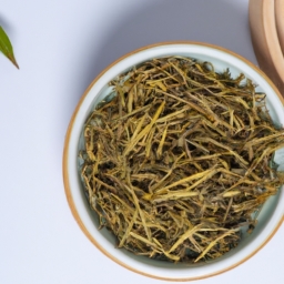 什么叫野茶(野生茶叶是指在野外自然生长的茶树叶，也被称为野茶。它生长在野外，没有经过人工种植和管理，
