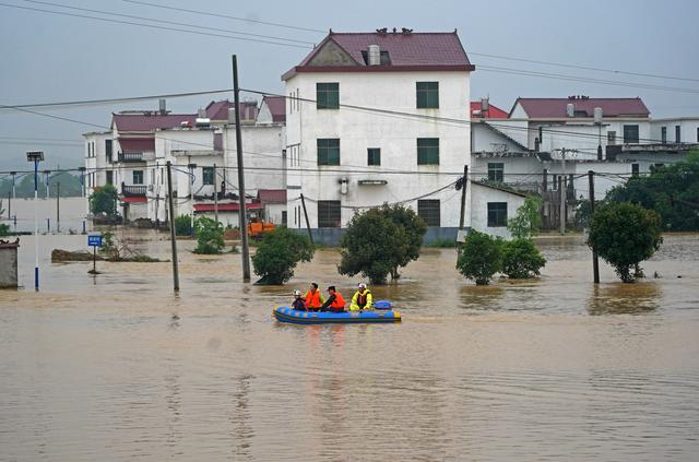 新闻8点见丨江西等省遭遇强降雨巴厘岛计划限制外国游客