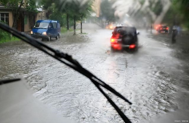 福建最近经历了60年来最大的降雨男子在车上被困于洪水中