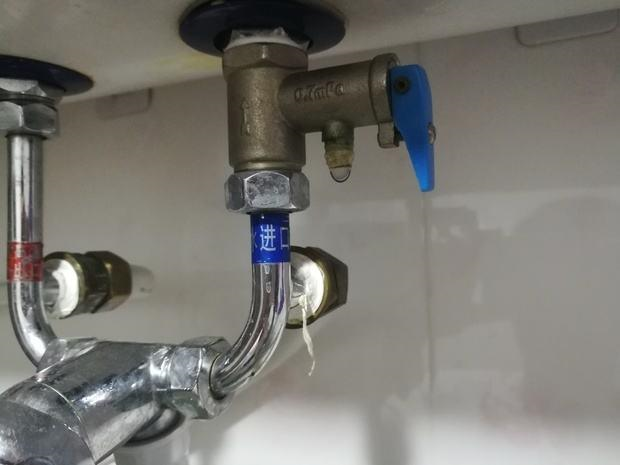 热水器安全阀滴水可以接根管但自己修别瞎捯饬拧紧它很危险