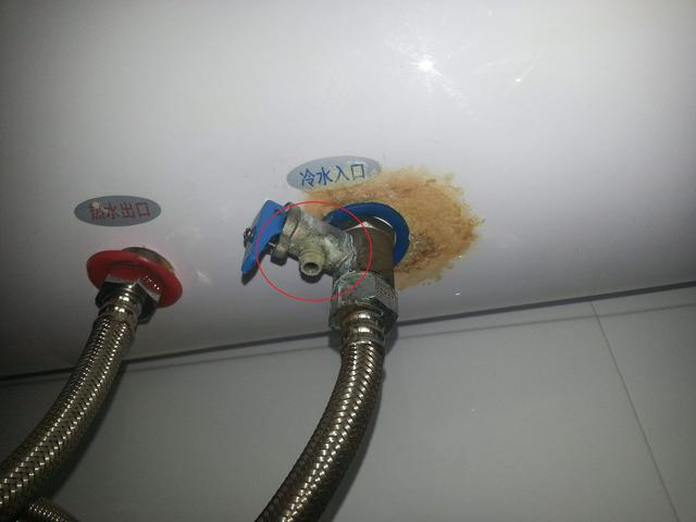 热水器安全阀滴水可以接根管但自己修别瞎捯饬拧紧它很危险