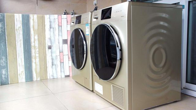 上下叠放的两个洗衣机有什么用洗烘一体机VS独立干衣机