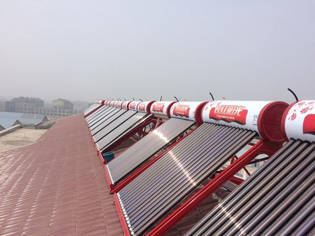 曾经遍布屋顶的太阳能热水器为何现在很少见了原因很简单