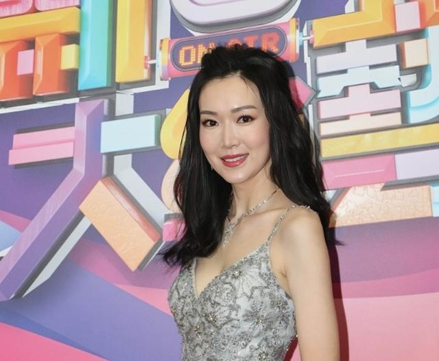 香港知名女星被质疑患病瘦成皮包骨直播时面色苍白显老态