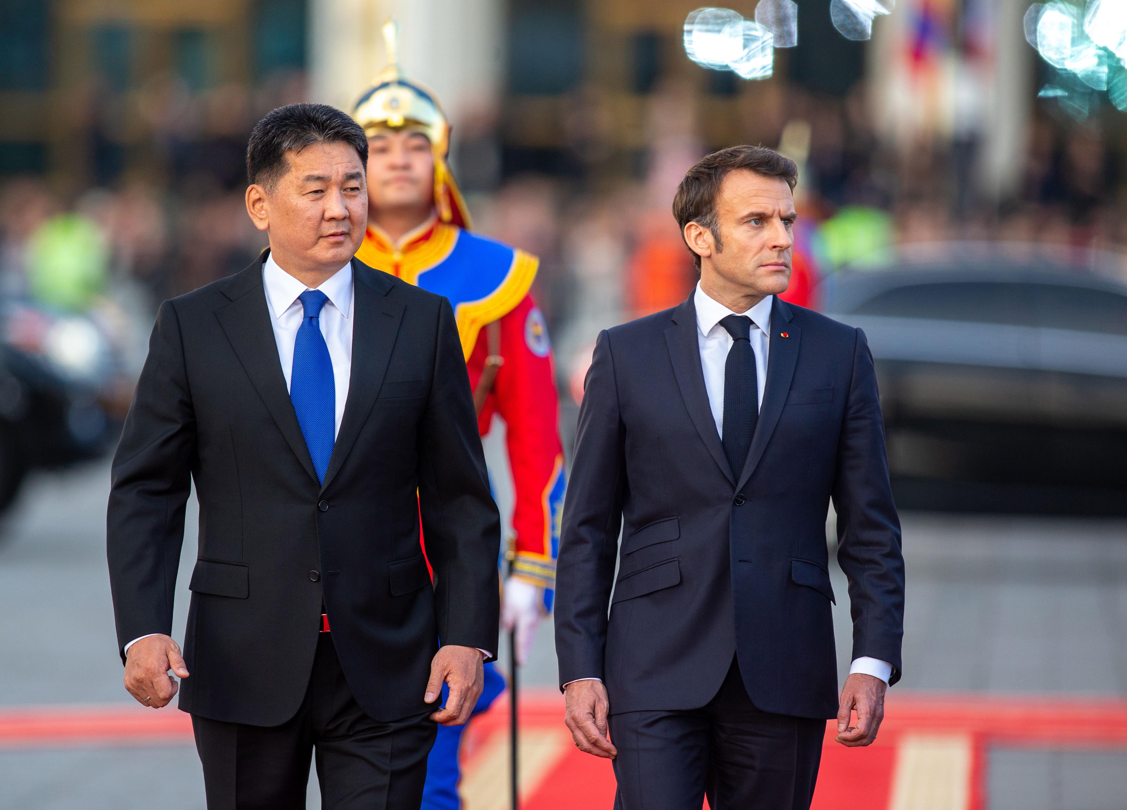 法国总统首访蒙古，拓展合作伙伴关系。（国家与国家的战略合作伙伴关系）