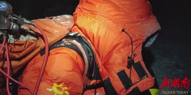 珠峰攀登者花1万美元救起濒死女子，获救者只付4000美元。（珠峰救援登山人员）