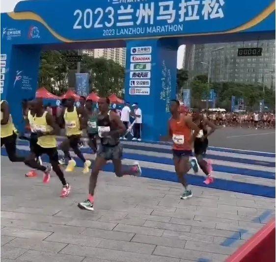 外籍选手50米先起跑（外籍选手50米先起跑还是先跑）