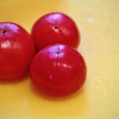 西红柿鸽子蛋，口感不腻。（西红柿和鸽子蛋一起吃吗）