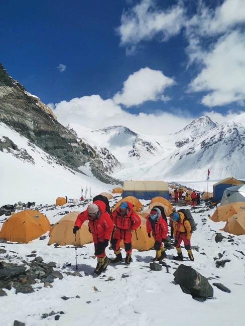 西藏珠峰景区拥堵情况：凌晨两点游客拥挤（珠峰景区什么时候恢复正常运行）