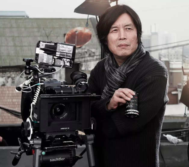 韩国电影导演李沧东表示，相对于中国，韩国现实题材电影产量不足。（韩国电影导演李沧东）