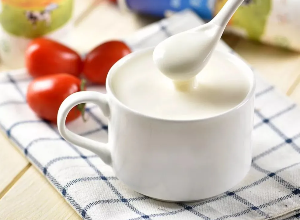 自制酸奶的简易方法（酸奶机制作酸奶的简易方法）